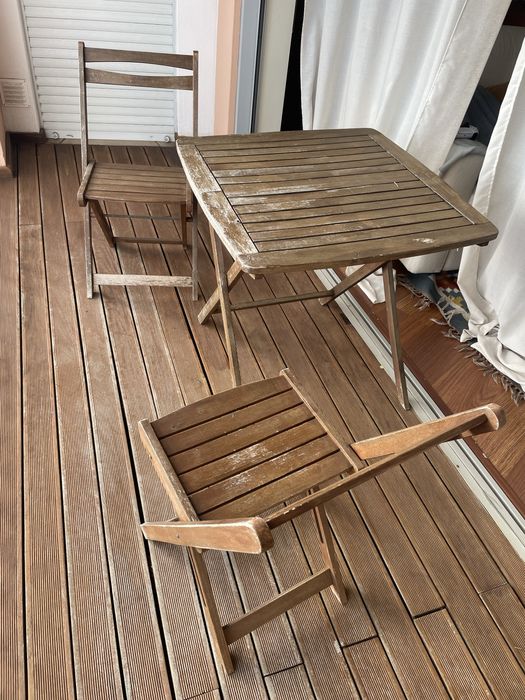 Mesa e duas cadeiras de madeira