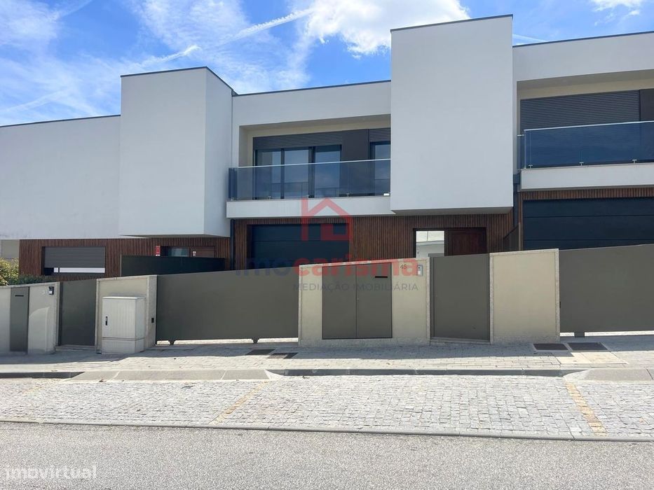 Moradia em Banda T3 de Luxo Totalmente Mobilada em Arões (São Romão),
