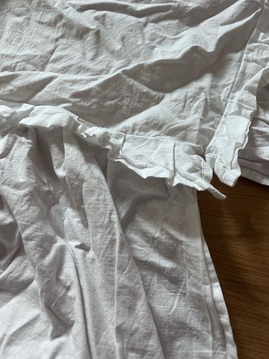 Przescieradło maskujące z falbanką do łóżeczka białe