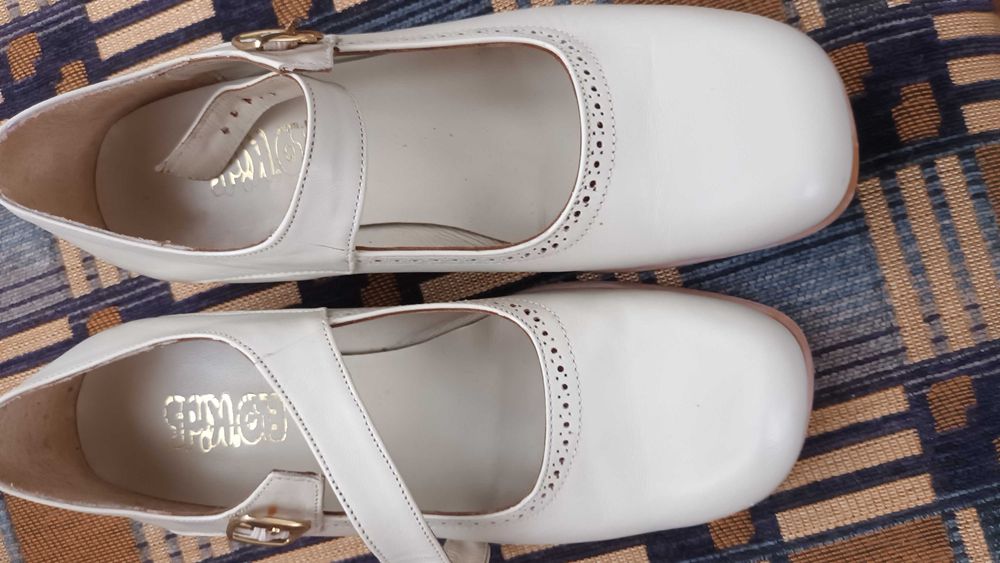 Par de sapatos cor champanhe