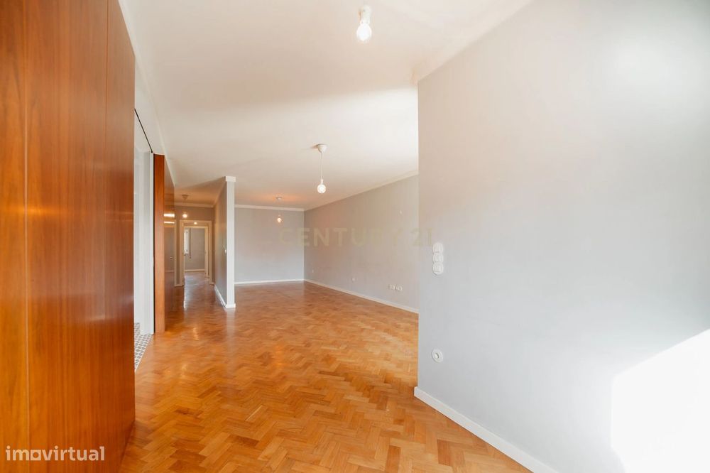 Apartamento T2  na Rua Manuel Carqueja - junto à Praça Velasquez - Por