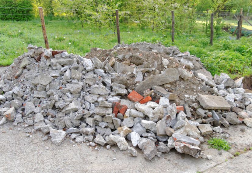 Trabalhos de giratória recolha de entulho e limpeza de terrenos