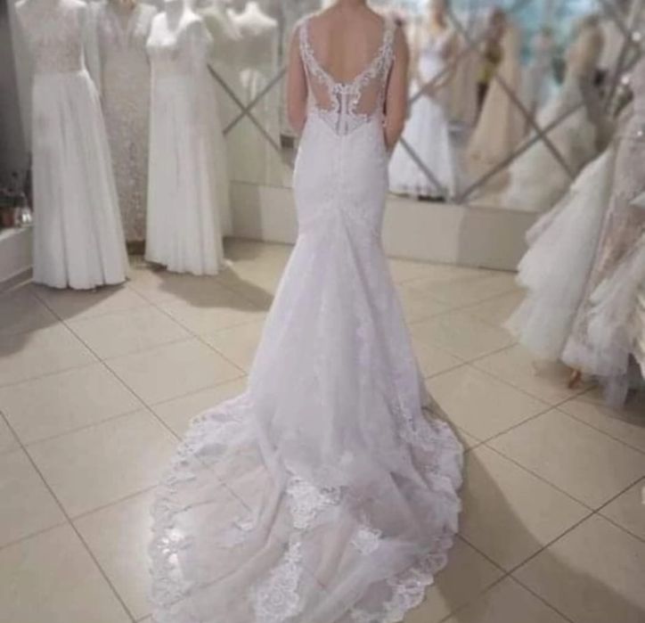 Biała suknia ślubna typu rybka