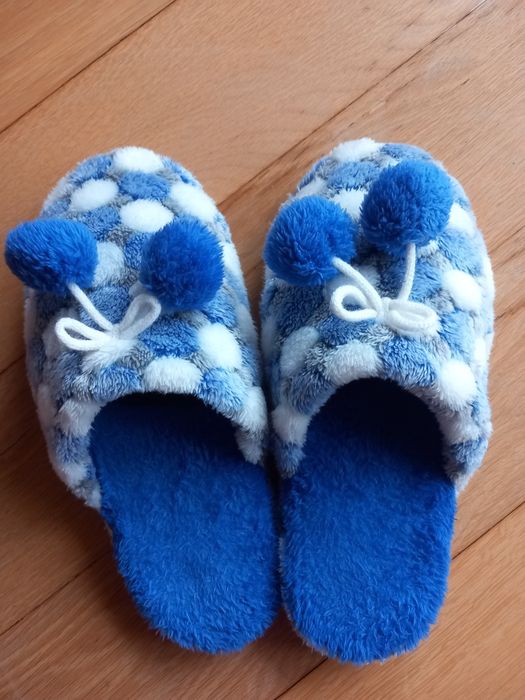 Chinelos de quarto com pompons, tam. 39