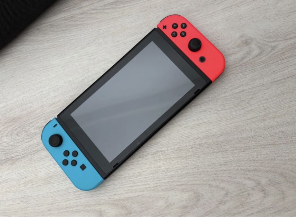 Nintendo Switch  + 2 jogos + bolsa transporte + Comando karts