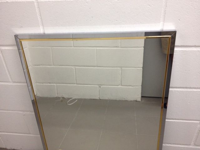 Espelho 90 x 70 com fina moldura em latão cromado