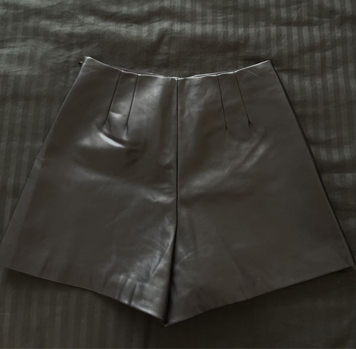Кожаные шорты бренда ZARA.
