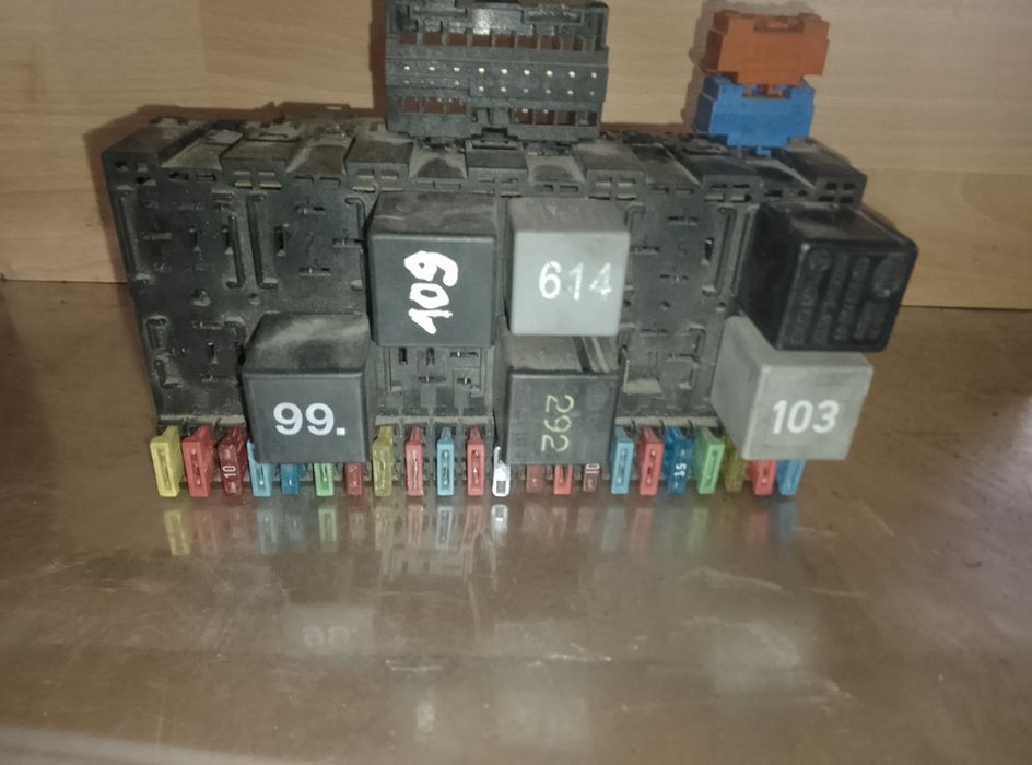 VW T4 2,5 TDI Skrzynka bezpieczników z przekaźnikami komplet