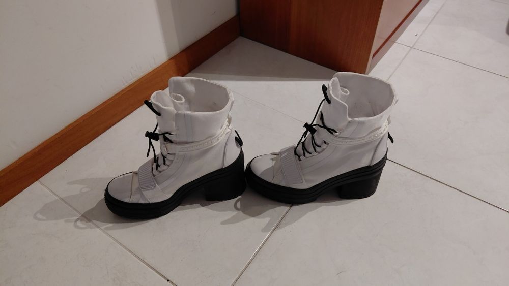 Botins brancos da marca all star converse