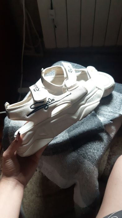 Белые  босоножки