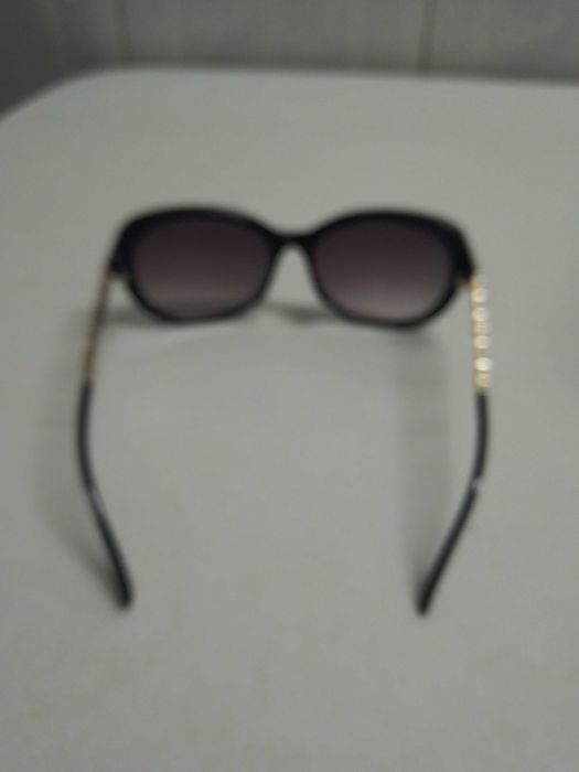 Óculos de sol pretos com brilhantes laterais