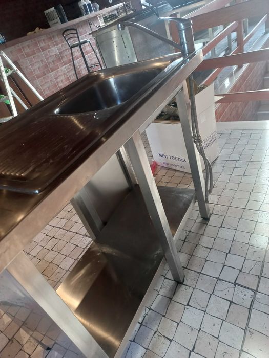 Bancada de inox com lava-louça