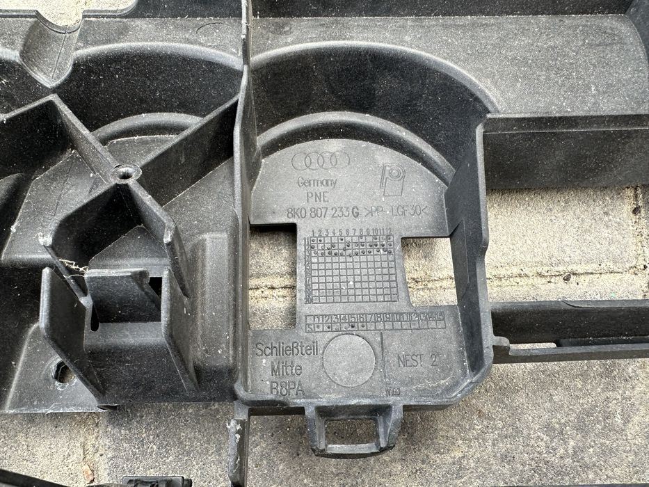 Захист решітки Audi A4 B8 S-line 8K0807233G