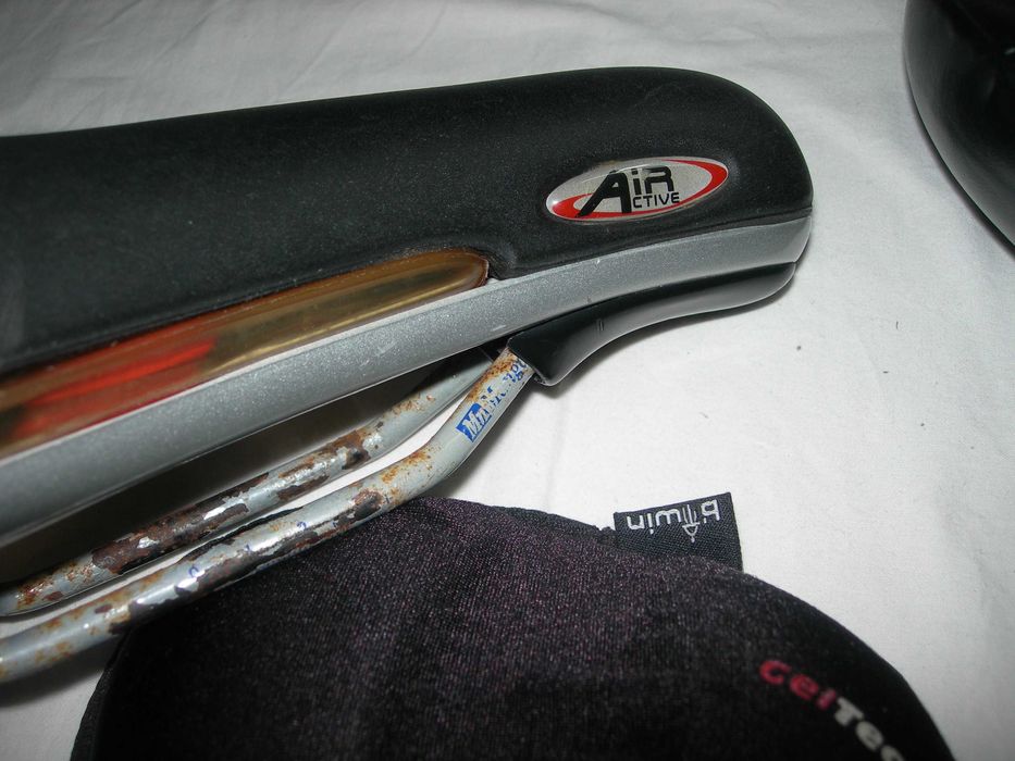 2 Cadeira para bike com uma capa para o banco.