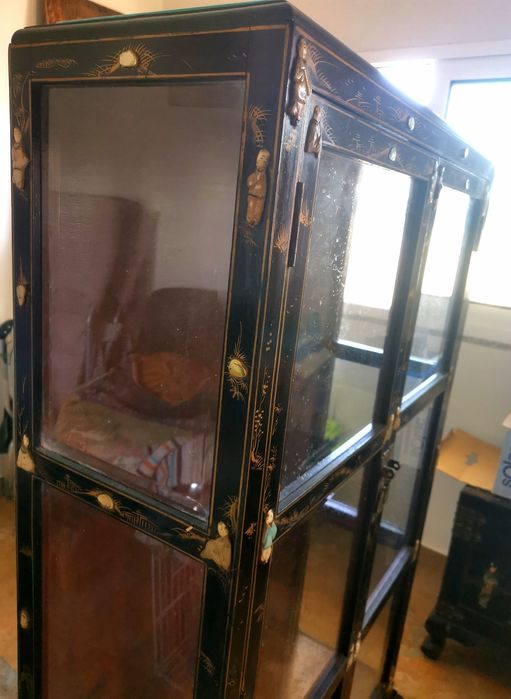 Vitrine em madeira e vidro estilo oriental