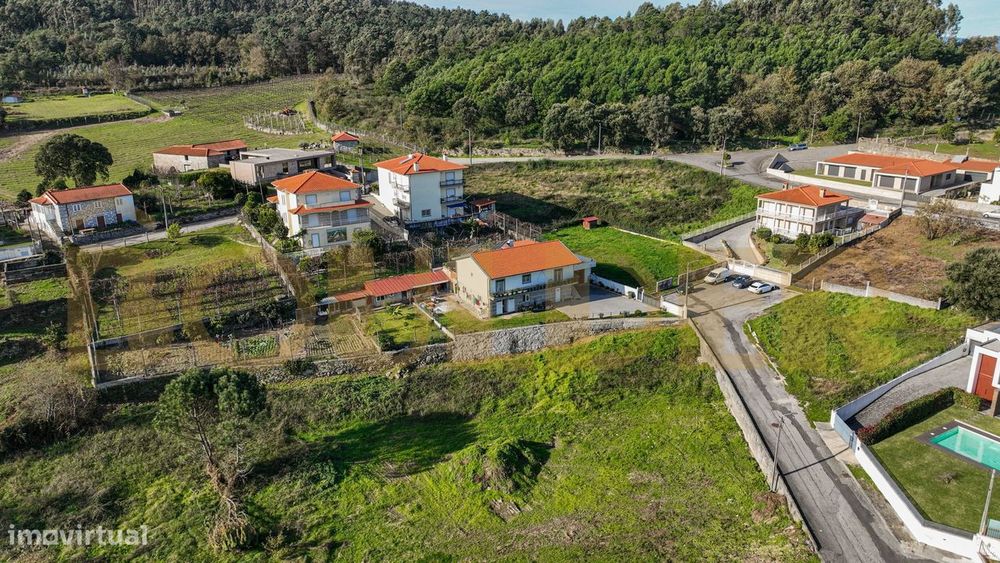 Moradia T3+T1 em Lanhoso