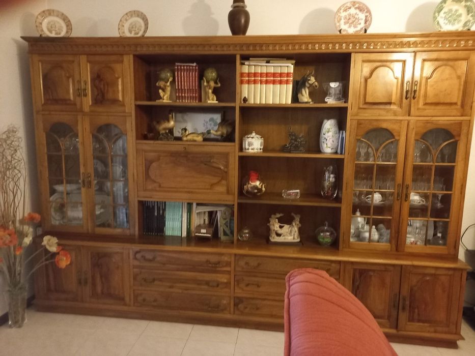Móvel e mesa de sala
