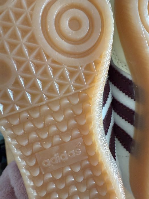 Tenis Adidas beje e bordô