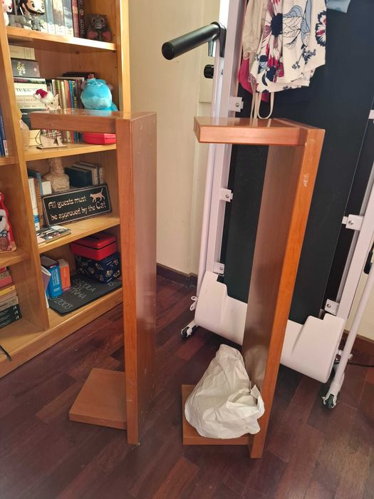 prateleiras de madeira