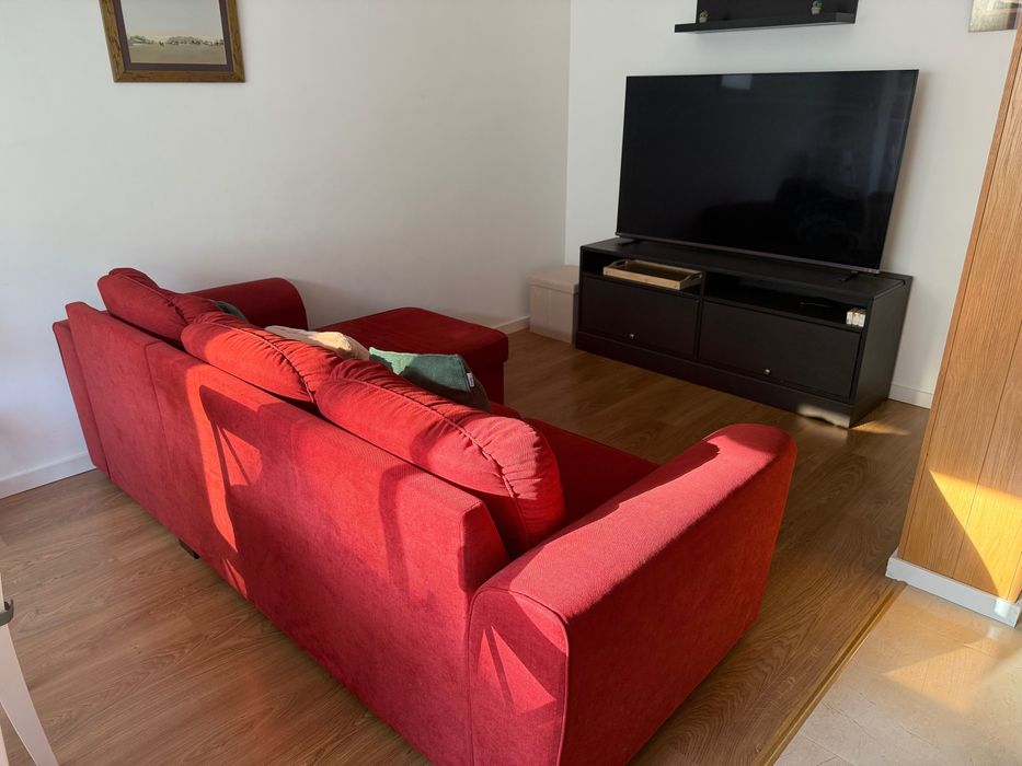 Sofá chaise longue vermelho com cama e arrumação - Estado impecável