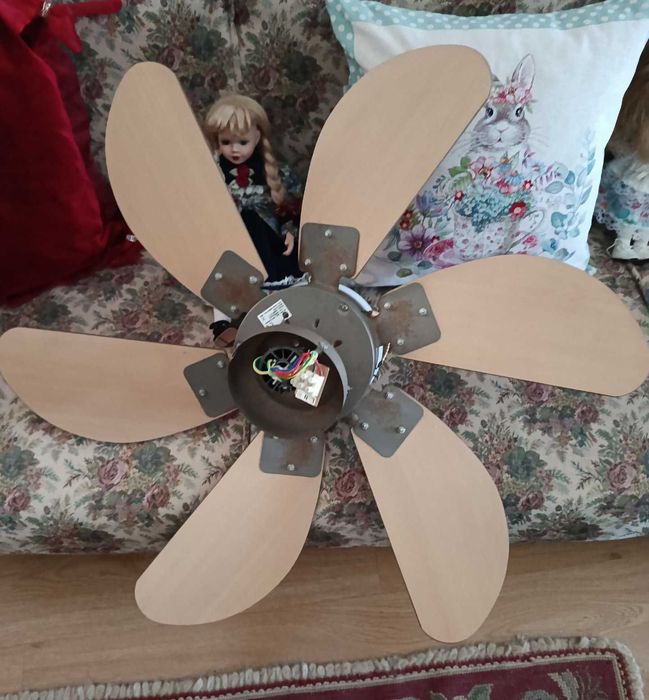 Candeeiro / Ventoinha de Teto com  Iluminação (Pás Reversíveis e Função Verão/Inverno)