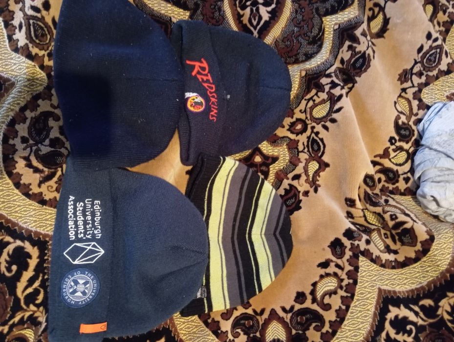 Продам шапки 4 штуки