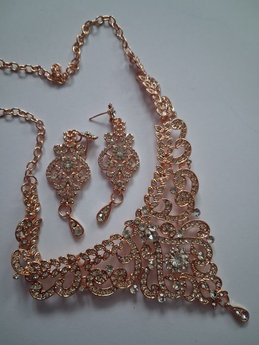 Kolia w kolorze złota z cyrkonią