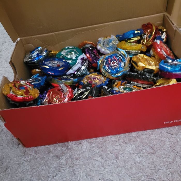 Lote de Beyblade Burst com Arena