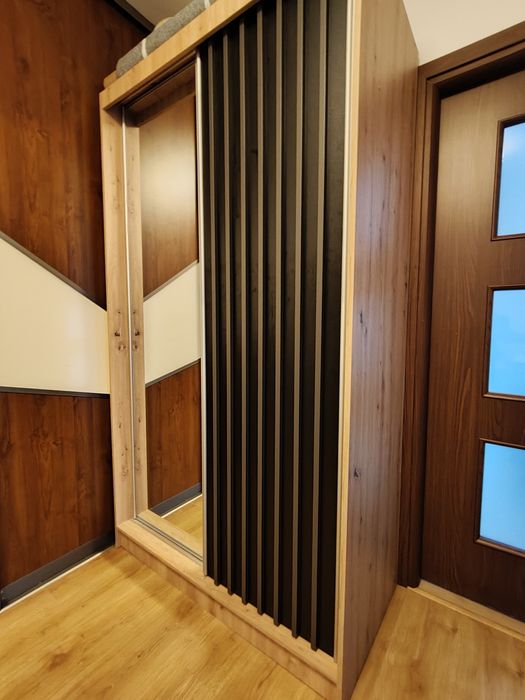 Szafa przesuwna z lamelami i lustrem