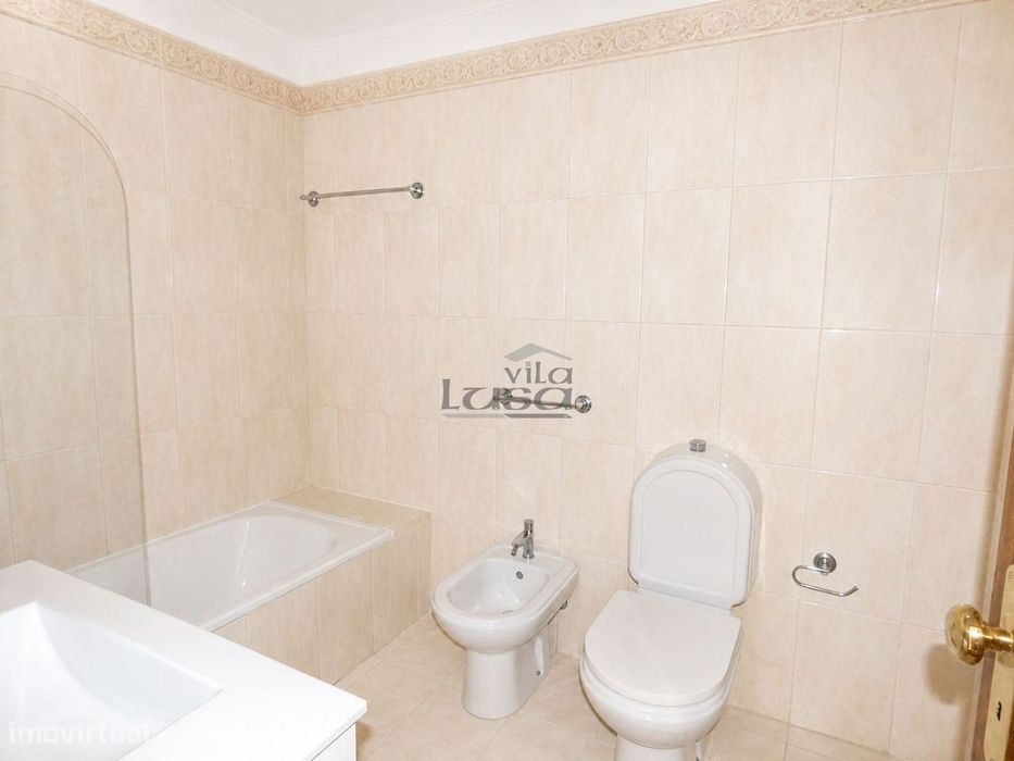 T2 Rua da Bélgica totalmente renovado, com 2 frentes, lugar de garagem