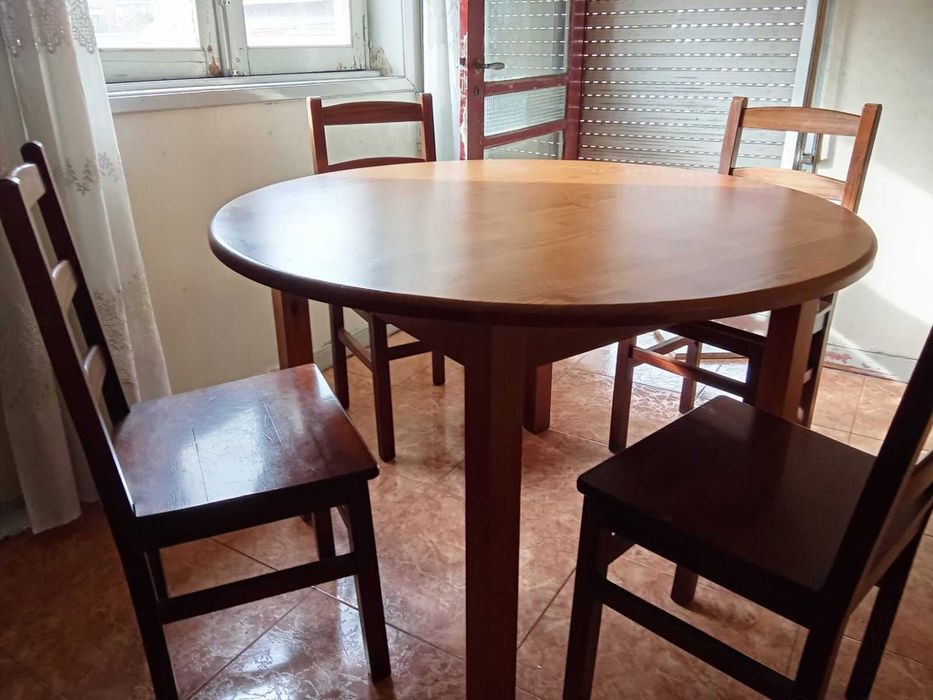 1 mesa /4 cadeiras / 1 poltrona + 1 sofá/ 1 móvel entrada + espelho