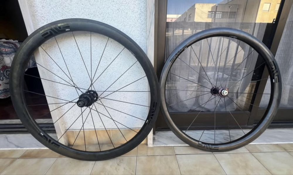 Roda estrada Enve SES 3.4 com hubs Chris King R45
