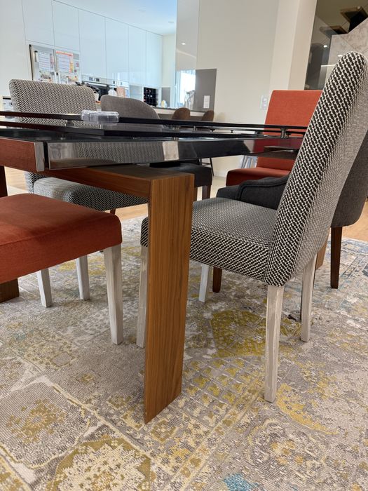 Mesa extensivel de madeira Nogueira e vidro qubic