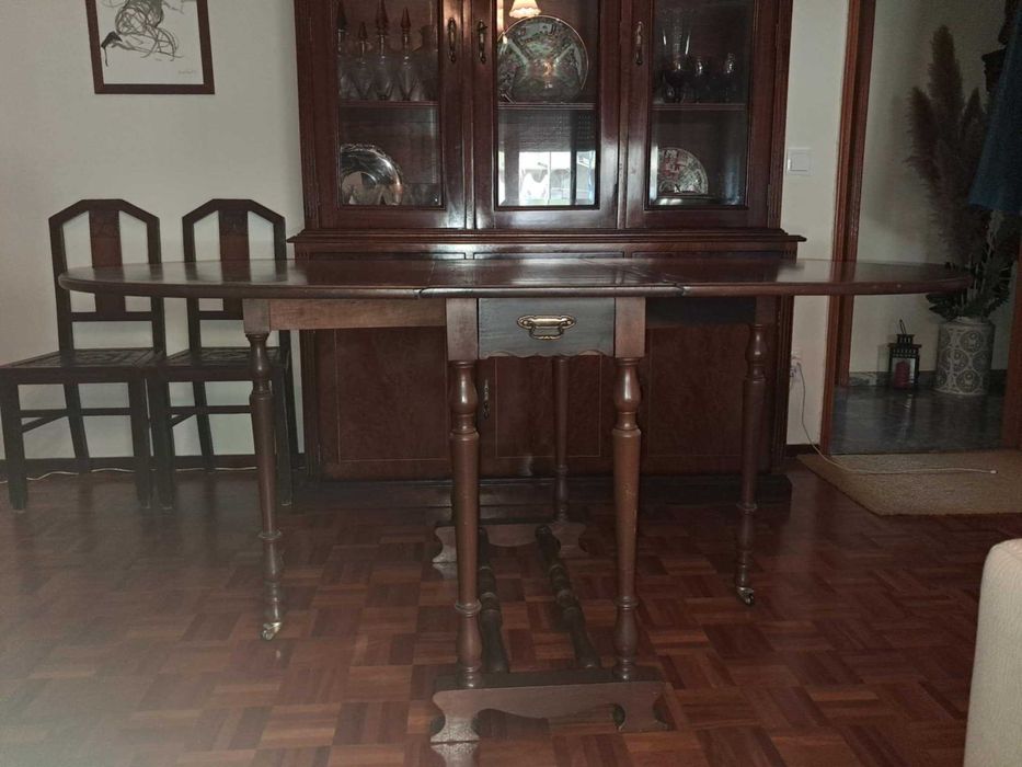 Mesa de madeira (jantar) com abas e 2 gavetas