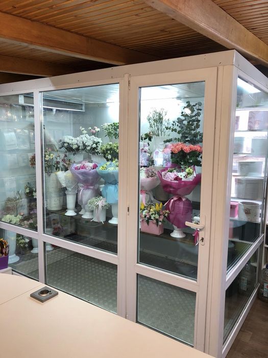 Холодильна вітрина для квітів з кондиціонером