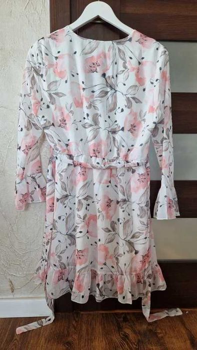 Śliczna elegancka sukienka w kwiaty