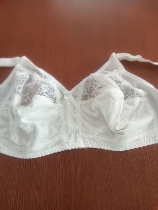 Dwa biustonosze: rozm. 105-F i 100D