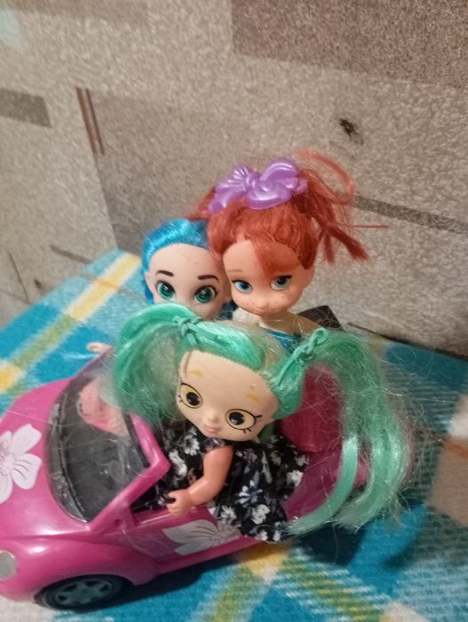 Машинка и три маленьких куколки