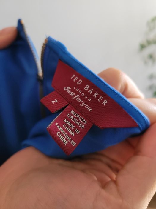 Elegancka kobaltowa sukienka Ted Baker M z pelerynką koktajlowa