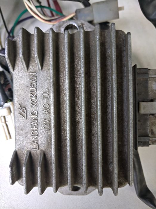 Скутер Aprilia SR  50 - 2 T регулятор напряжения и проводка