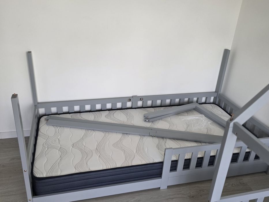 2 camas e dois colchoes praticamente novos