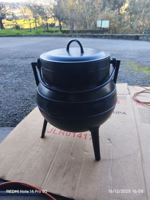 Pote antigo  de três pernas