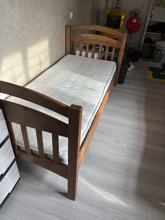 Кровати из бука 2 штуки + бонусом 2 матраса