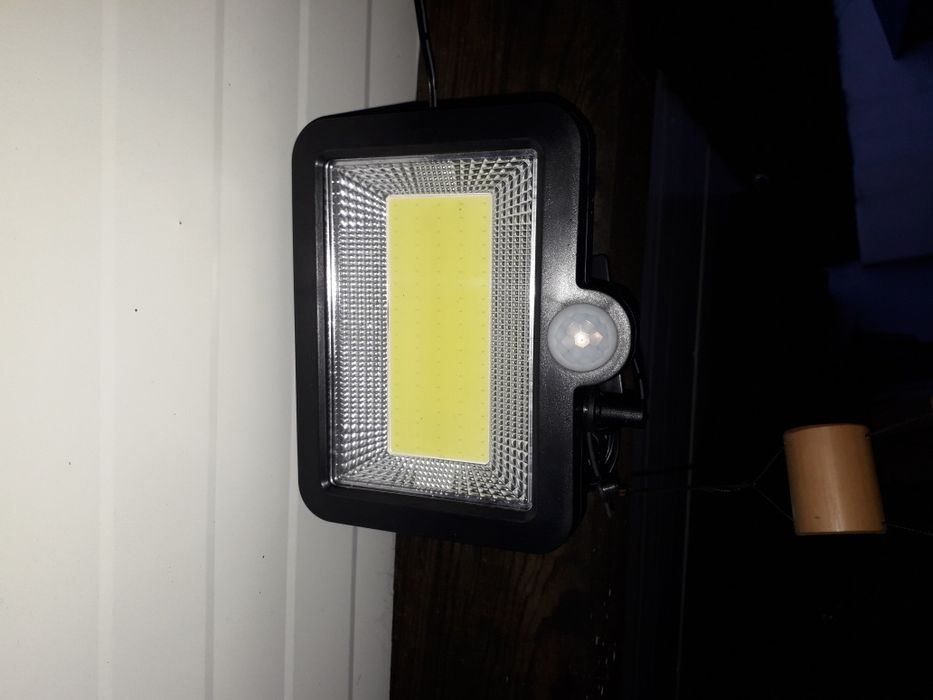 Holofotes de 120 led com Luz solar e sensor movimento á prova de água