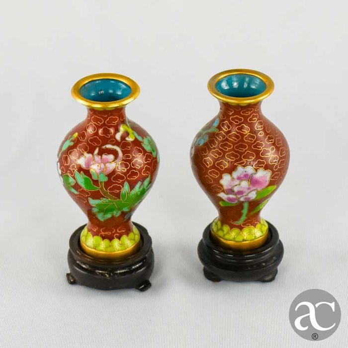 Par de pequenas jarras em cloisonné, China, com base em madeira