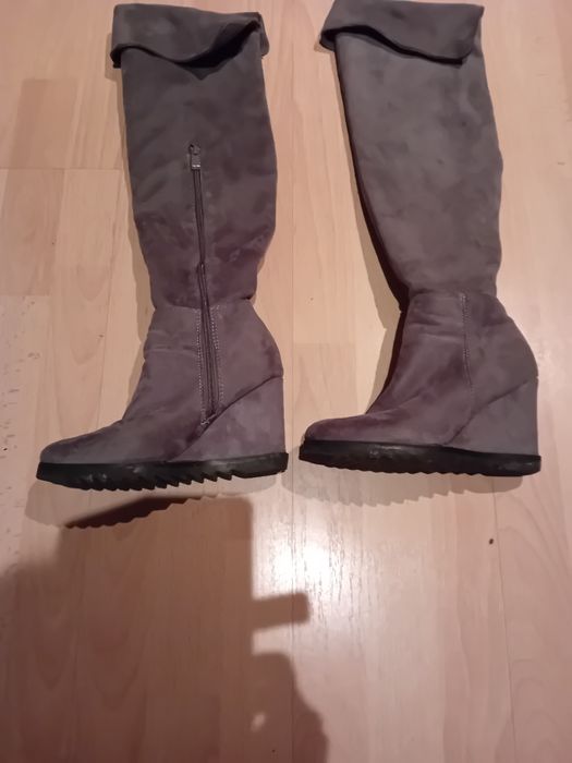 Zamszowe buty na koturnie
