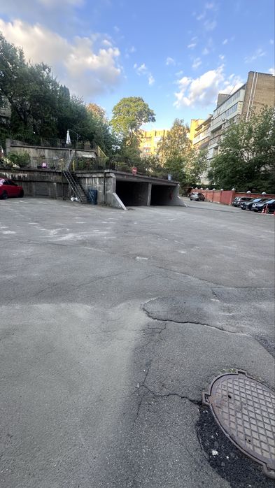 Паркомісце в паркінгу