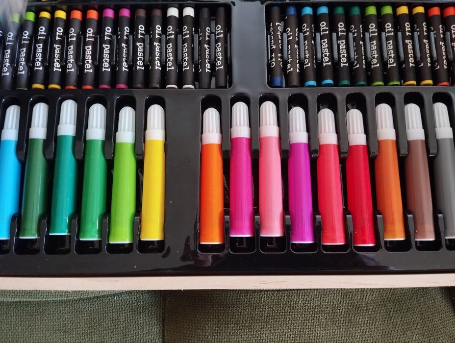 Mala com artigos para pintura