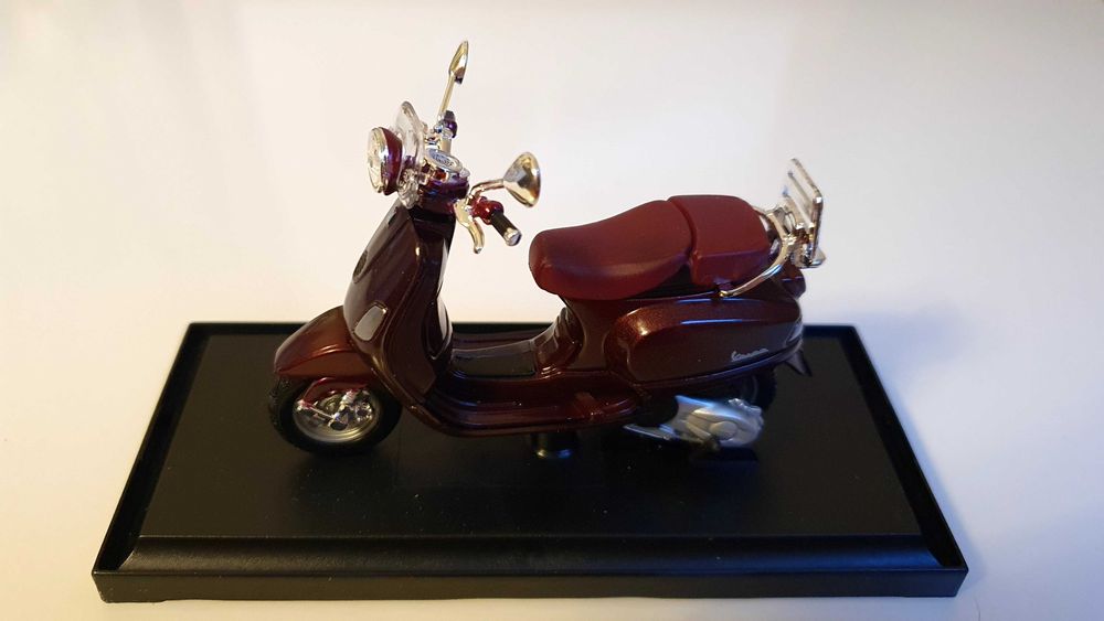 Vespa LXV 2013 r 1:118 Maisto nowa