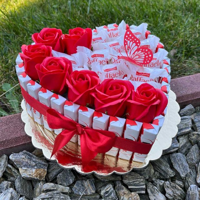 Tort z cukierków Kinder i Raffaello. Prezent Box